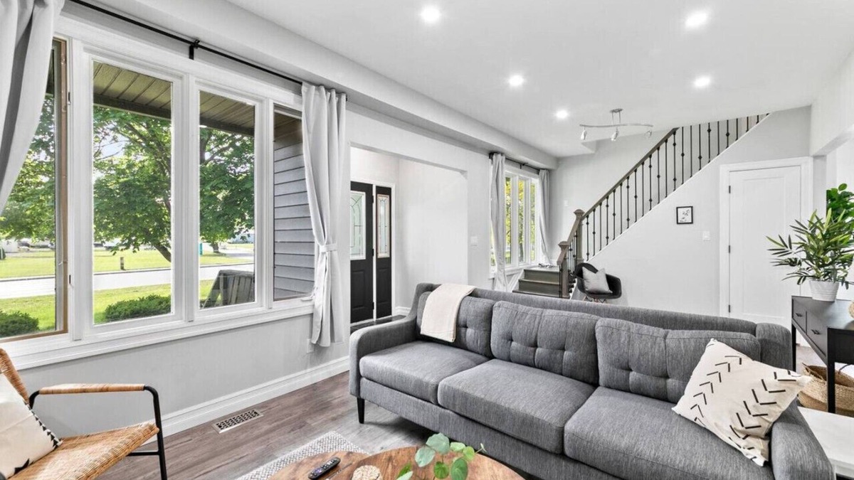 LaSalle House | 4Bed Apt With a Firepit + Golf Club