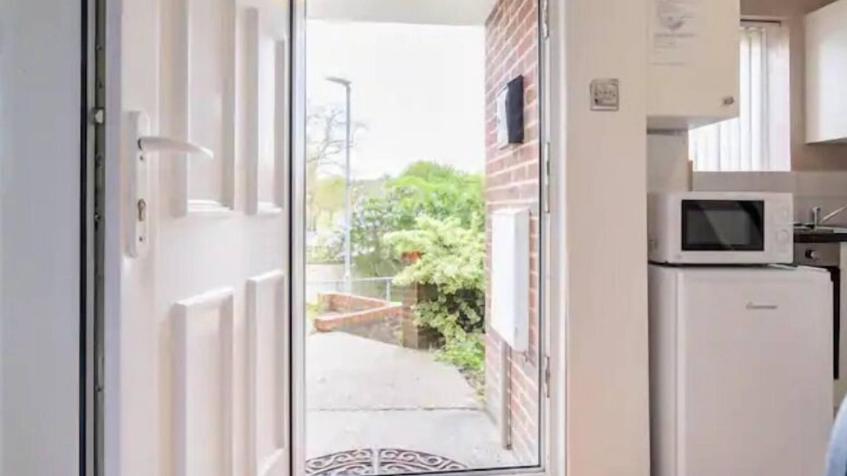 Chatham House | 4Bed Castle in Medway free sports channel parking