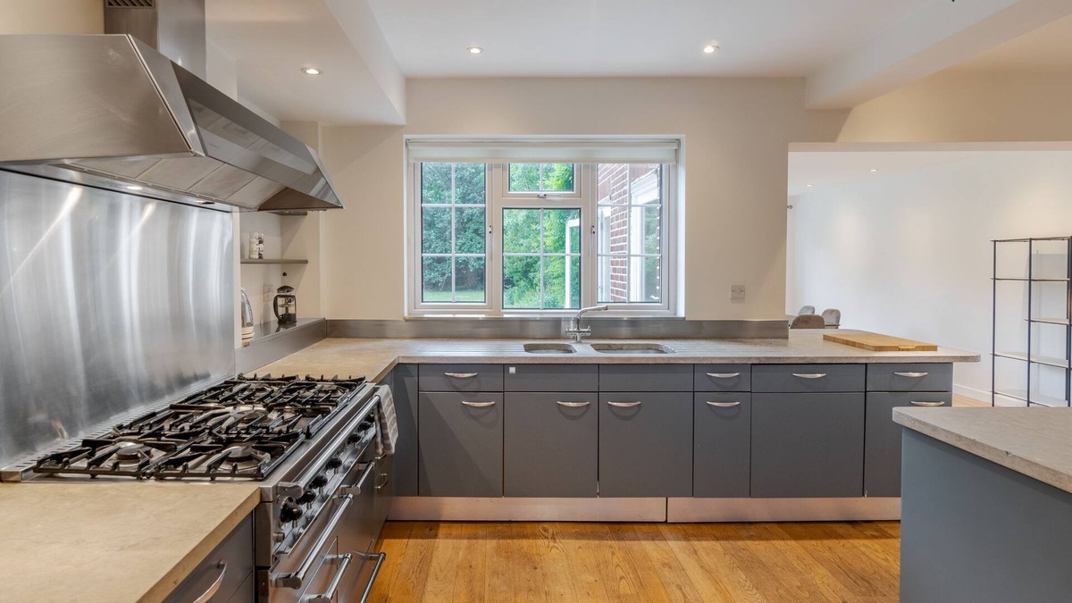 Mortlake House | 4Bed in Prestigious Road in SW15