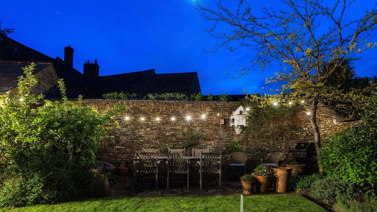 Chipping Norton House | 4Bed Thatched Cottage in Oxfordshire