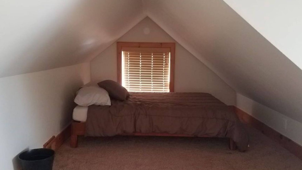 Woodridge House | 4BR/2 Full Bath - Sleeps 10! Large Yard! 2 Cars!