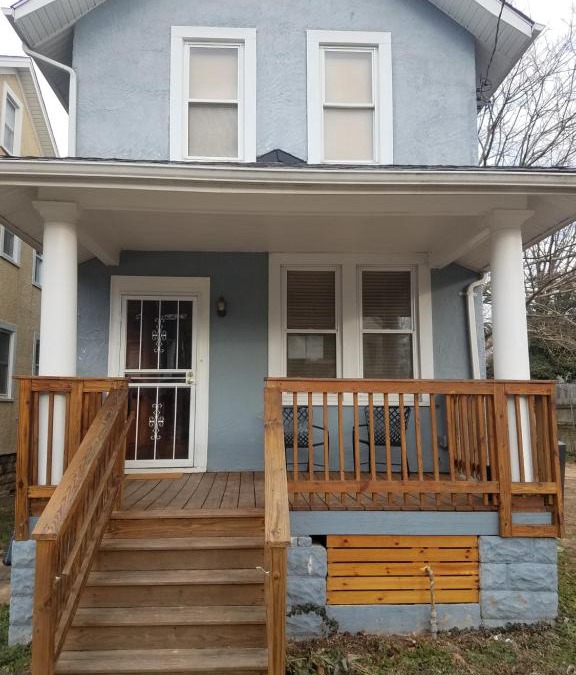 Woodridge House | 4BR 2 Full Bath Sleeps 10 Large Yard 2 Cars