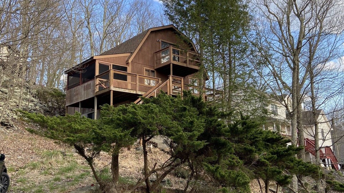 Bushkill House | 4br 2ba Chalet in Poconos that sleeps 10