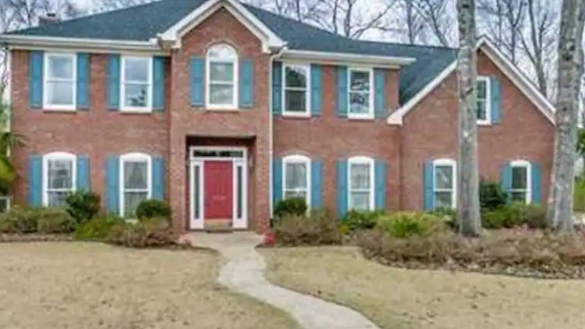 Taylorville House | 4BR 3.5ba 3400 ft2 Home With Short Drive to Campus