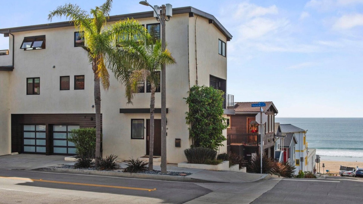 The Strand House | 4BR 3.5BA Manhattan Bch Hm, Pano White Water Ocean & Sunset Vus Steps to Strand