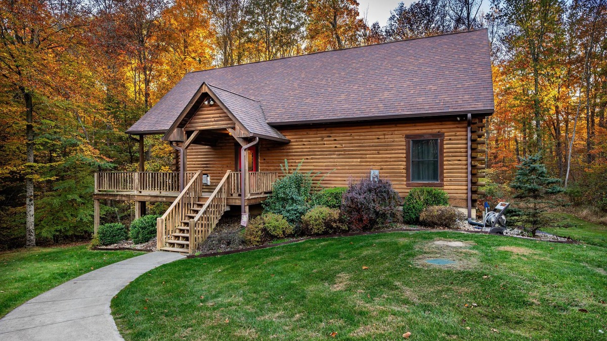 Helmsburg Cabin | 4BR, 3 BA Log Cabin in the woods.