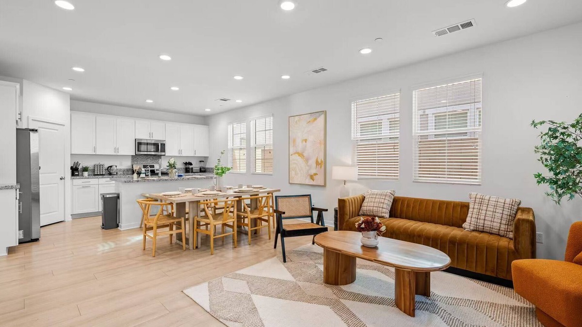 Ontario Villa | 4BR/3BA/6BEDS/Close to the airport/Quality furniture/Comfortable/Clean