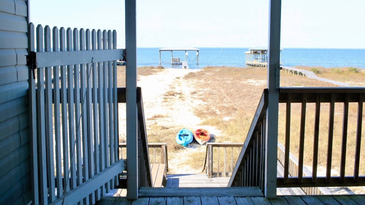Dauphin Island House | 4BR/3BA with Private Beach, Pier/Boat Lift, Dog Friendly, Free Kayaks, Best WiFi