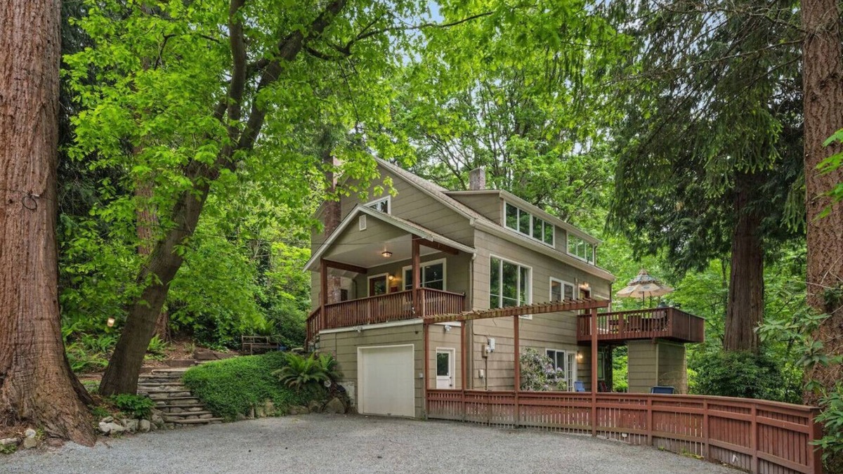 Seahurst House | 4BR 4BA The Treed Inn, Firepit Outdoor Dining and Yard