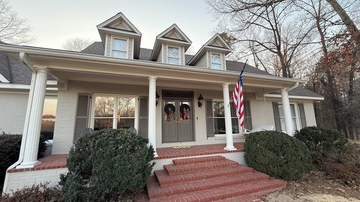 Oxford House | 4BR/4Bath right off the Square w/2 King Beds!