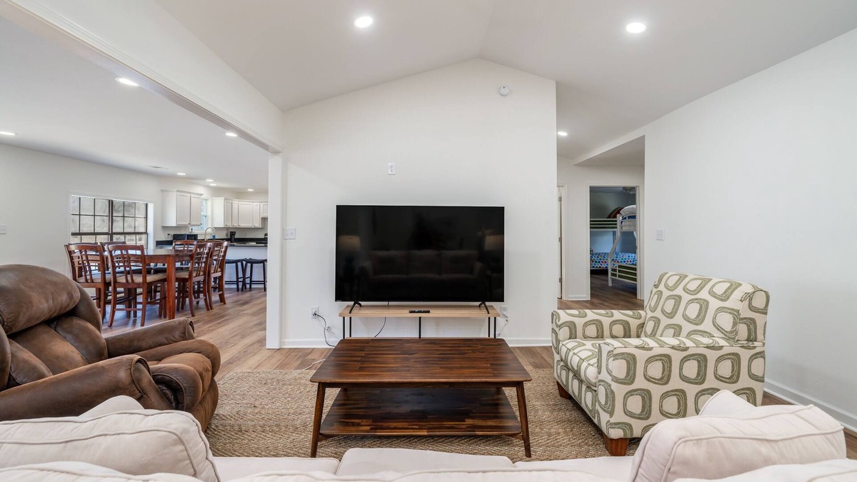 Jones Mills House | 4BR Beautiful and Spacious Lakehouse