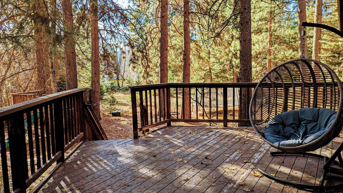 Mount Shasta House | 4BR Cabin in the Woods on 2.5 acres