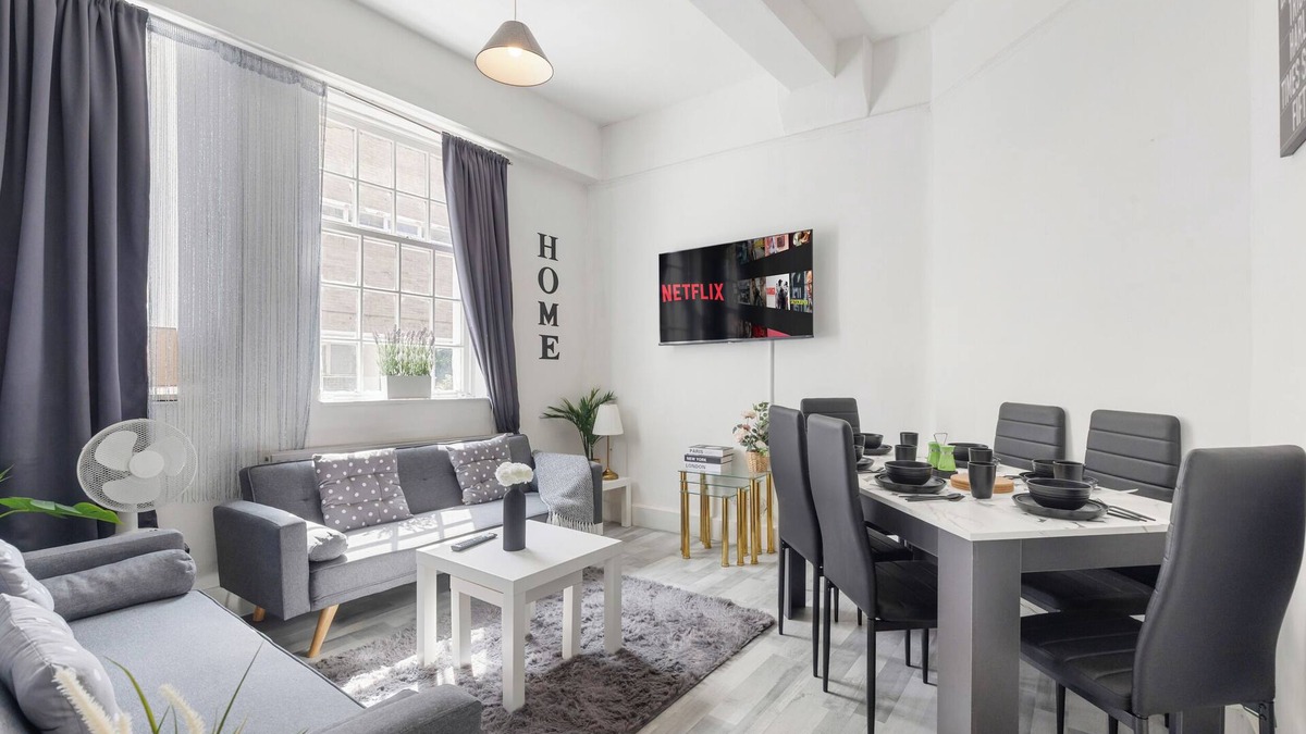 Tower Hill House | 4BR Central London Townhouse Next to Tower Bridge 2 Min Walk to Aldgate Station