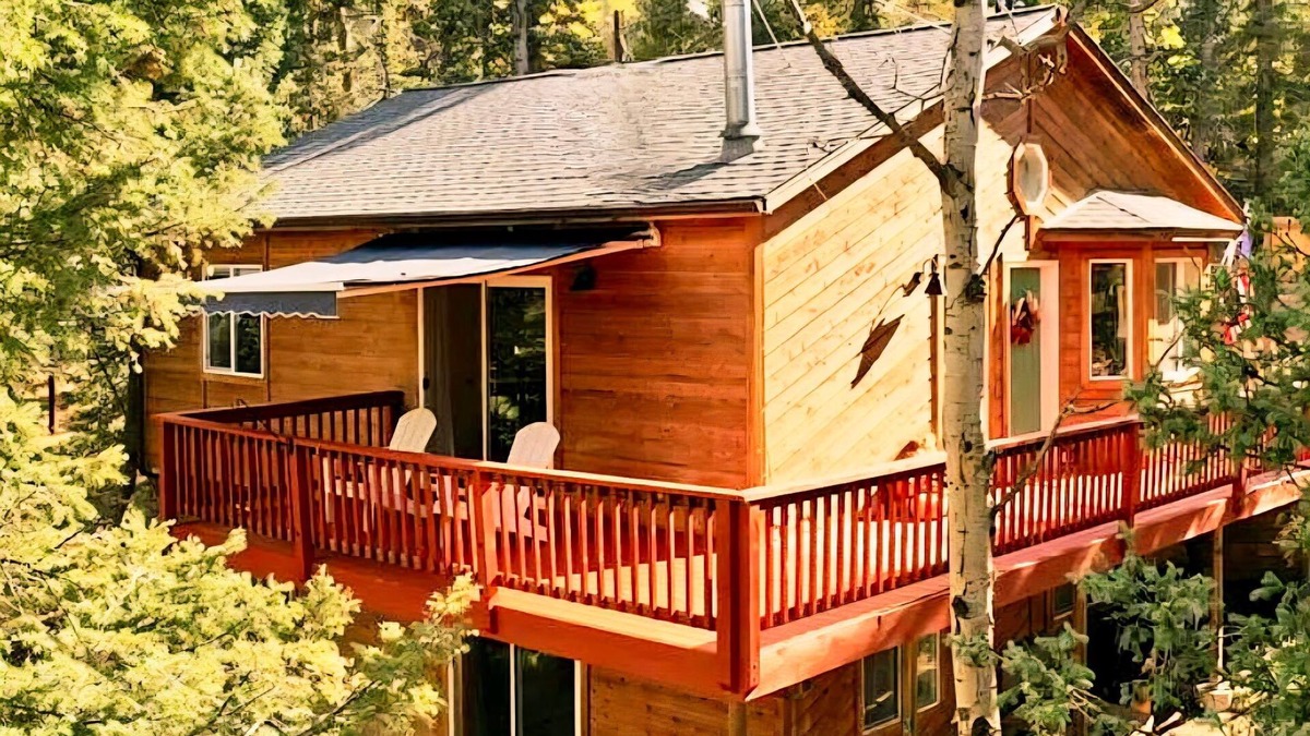 Florissant Cabin | 4BR Colorado Cabin w/Wrap-Around Deck Near Fossil Beds National Monument