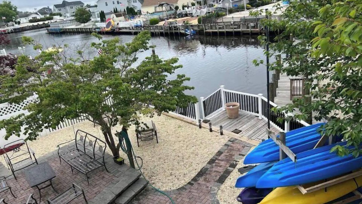 Beach Haven West Cottage | 4br. cozy cottage with Kayaks on the lagoon.