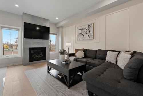 Niagara Falls House | 4BR Family Escape with BBQ and Parking Only 4 Mins to The Falls