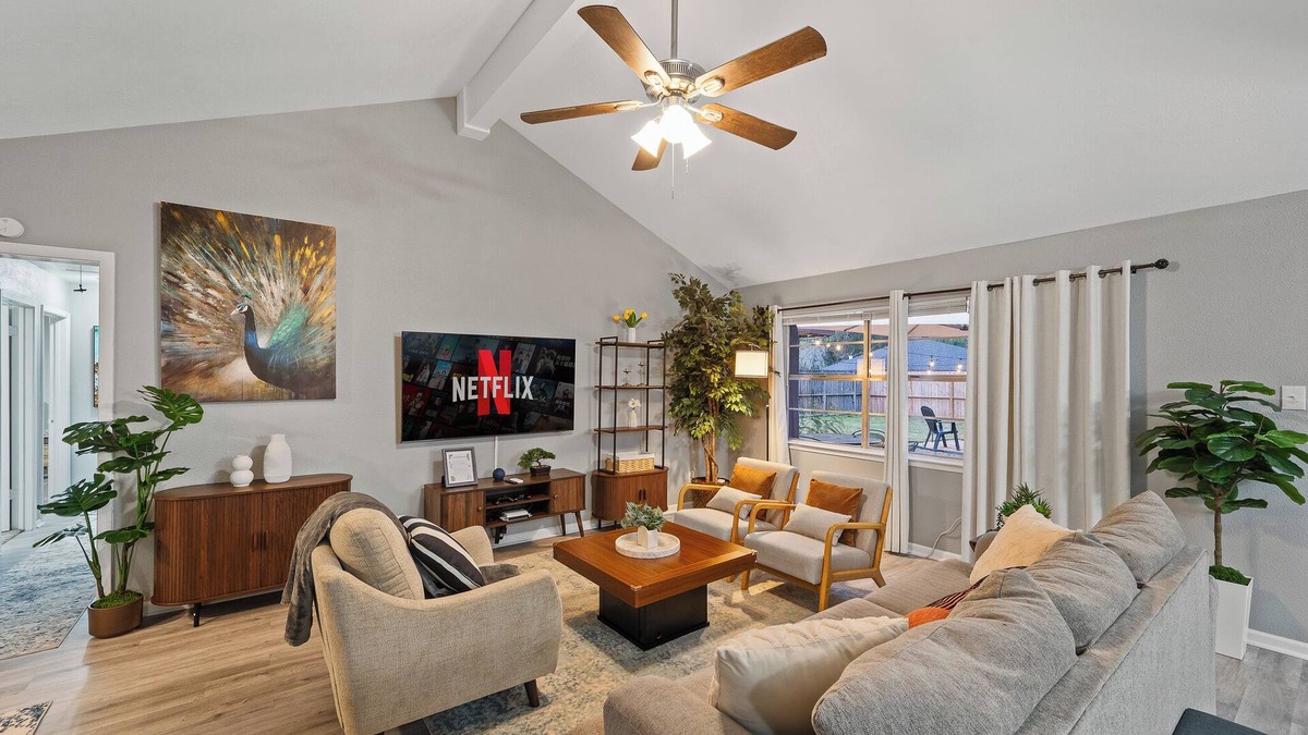 Humble House | 4BR Family Home 3mi to IAH 21mi to Houston