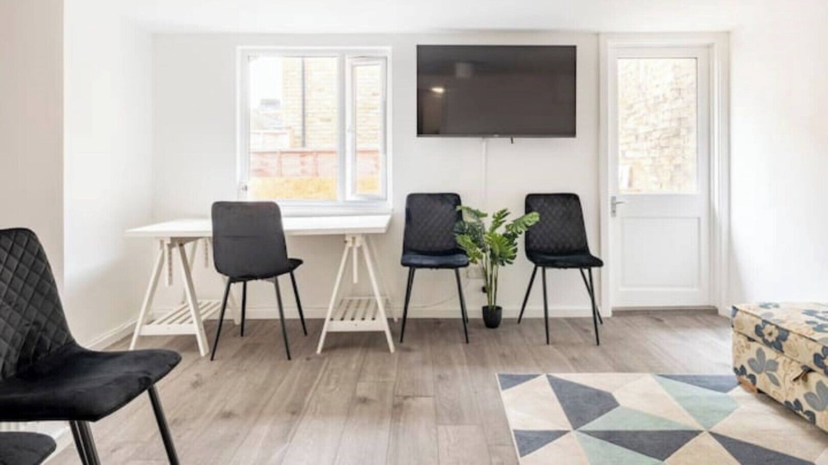 Deptford Apartment | 4BR Flat on the High St + Free Cable Car Tickets