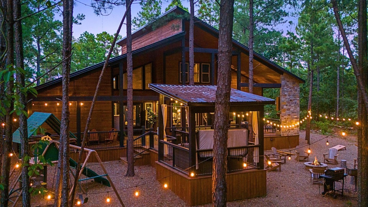 Pickens Cabin | 4BR Fun Packed! Pool Table, Playset, Arcade!