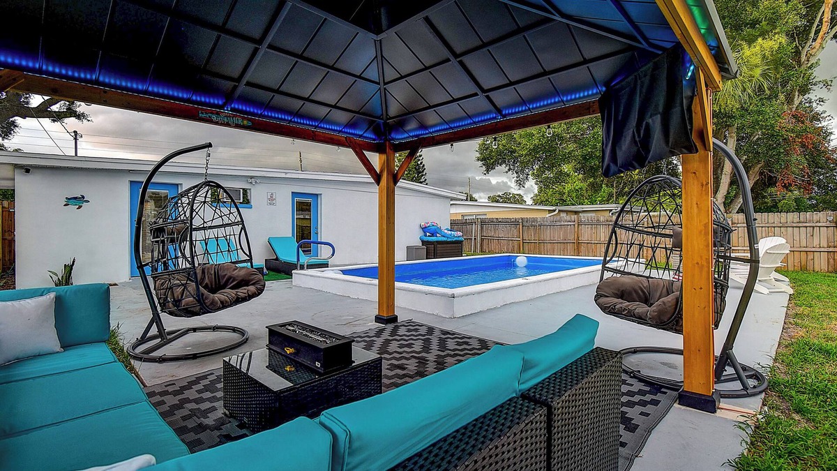 Walsingham House | 4BR Heated Pool Home In Largo! 10Min To Beaches