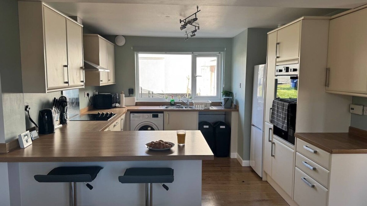 Bracknell House | 4BR Home Free Parking Long stays