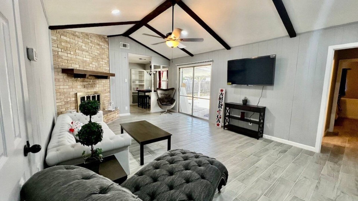 Universal City House | 4BR Home w/Pool Furnished Extended Stay near Randolph AFB Fast Wi-Fi W/D