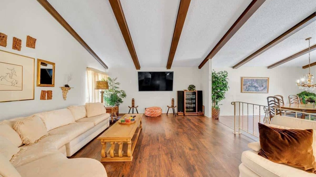 Universal City House | 4BR Home w/Pool Grill Sleeps 12 Near AFB