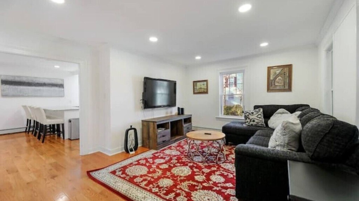 Lee House | 4BR Home w/Yard & BBQ, 5 min walk to downtown Lee
