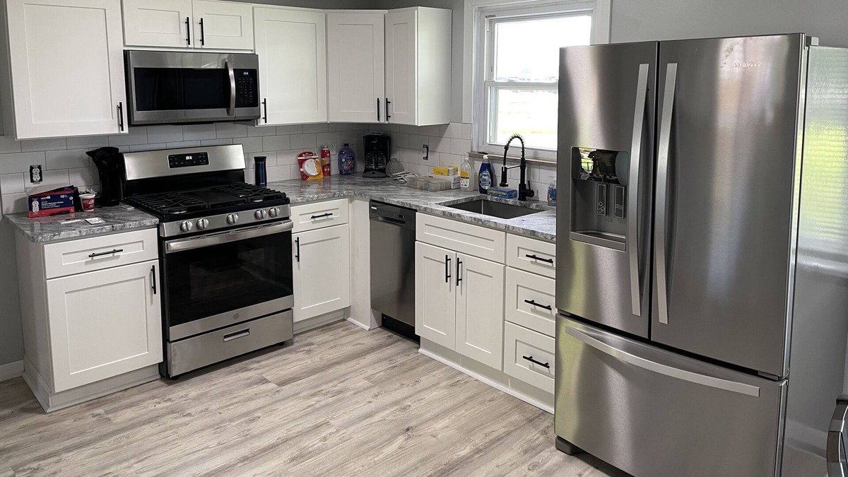 Huron House | 4BR Home walking distance to Nickel Plate Beach