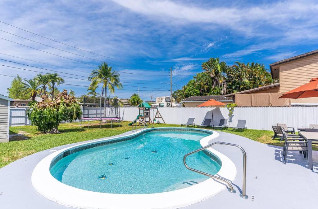 Dania Beach Apartment | 4BR House, Heated Pool 5 mins to Beach Game Room