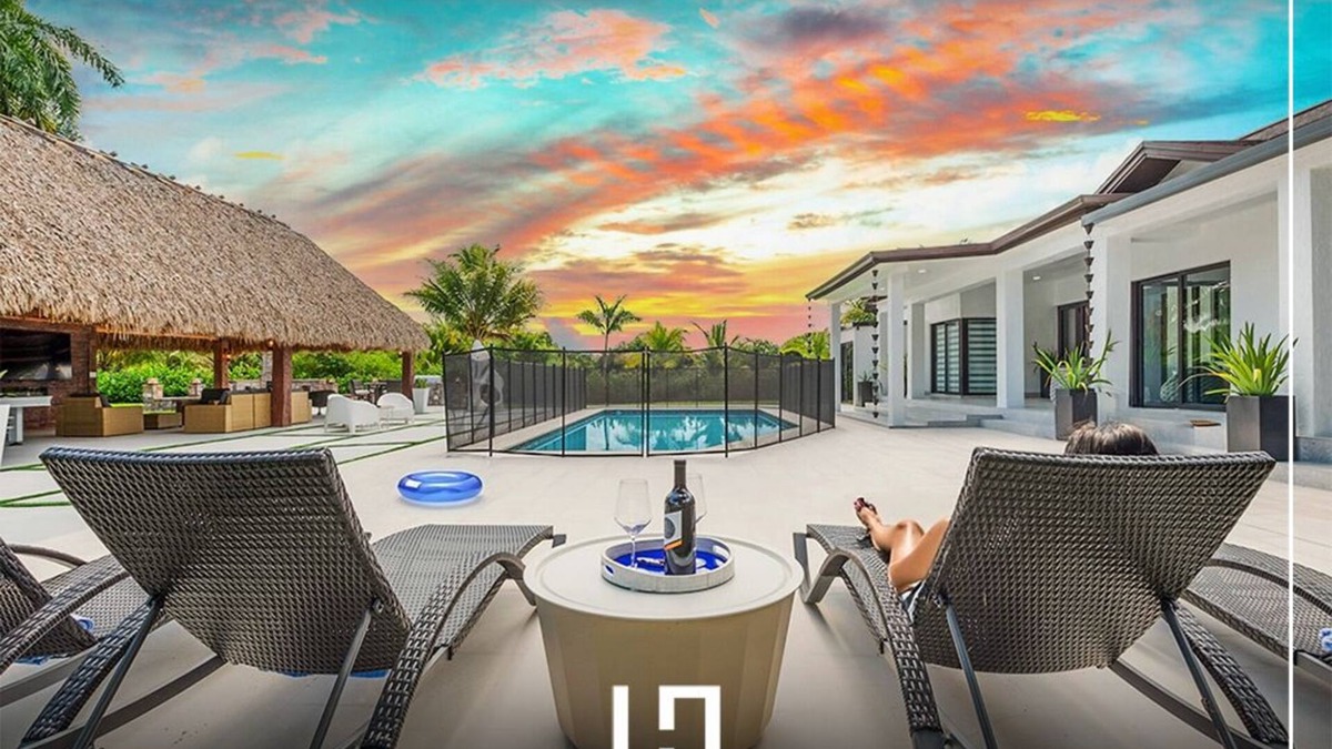 Ludlam House | 4BR Luxury Oasis: Pool, Gym & Private Lake