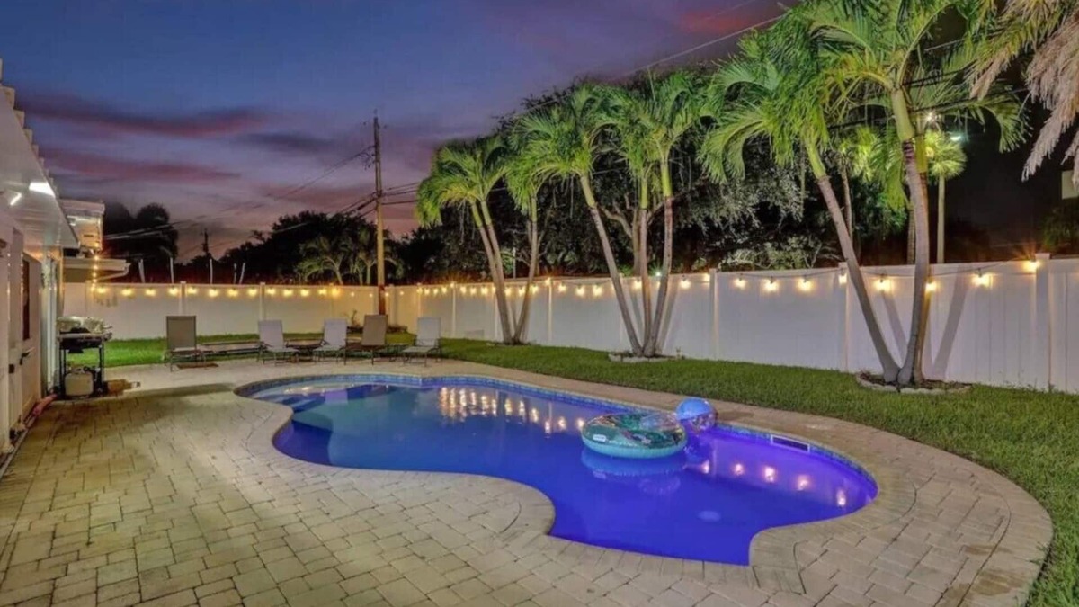 Deerfield Beach Villa | 4BR Modern HTD Pool Jacuzzi 1.5 Miles to the Beach