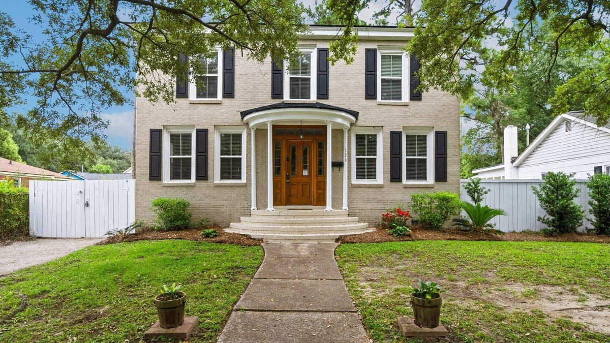 Georgetown House | 4BR pet-friendly 105 year old home in historic Downtown Georgetown. Oak-lined streets.