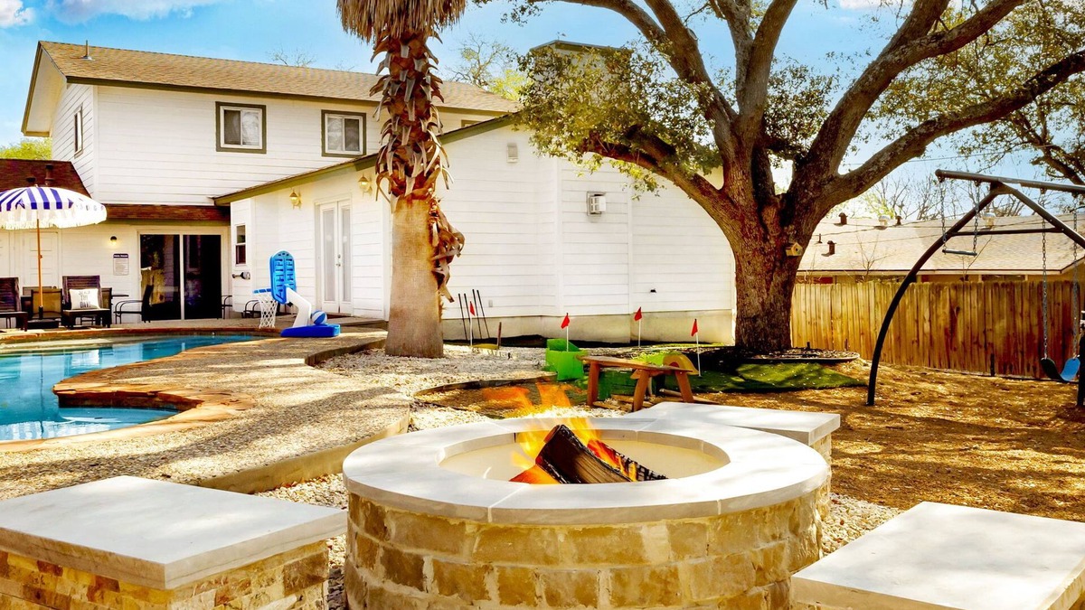 North San Antonio - SAT House | 4BR Pool Hot Tub Game & Putt-Putt Retreat