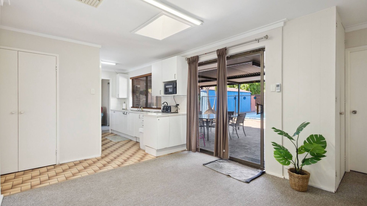 Girrawheen House | 4BR Pool House Close to Shops