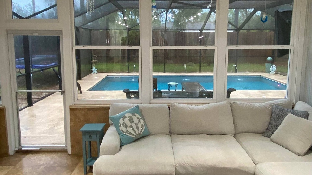 Oak House | 4BR~Private Pool and Hot Tub~5 miles to beach~1 mile to Sportsplex, Close to OWA
