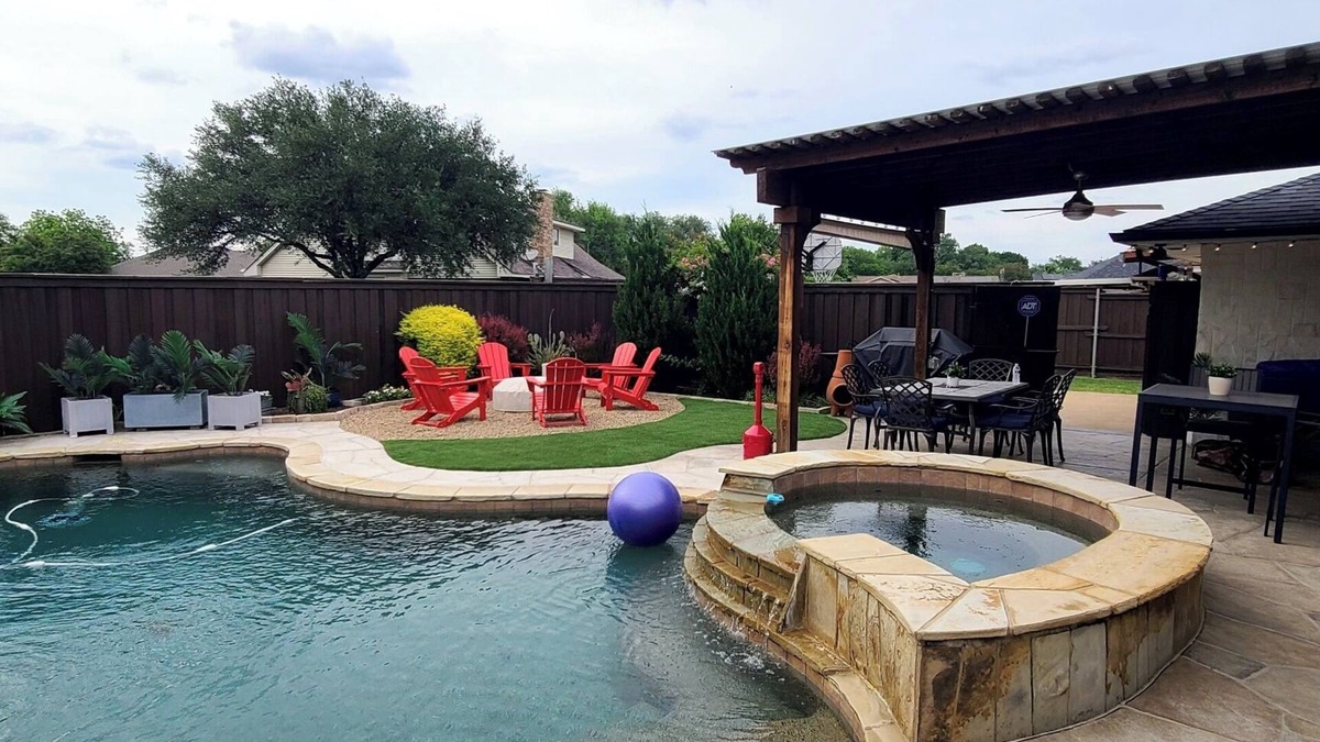Richardson House | 4BR Sleeps 10/2.5 baths w/Pool, Grill, Air Hockey