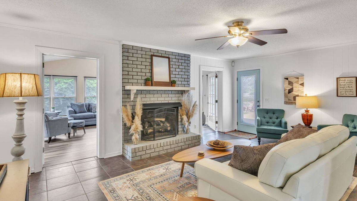 Wade Hampton House | 4BR Stay: Pet-Friendly, Sunroom, Fence & Fire Pit