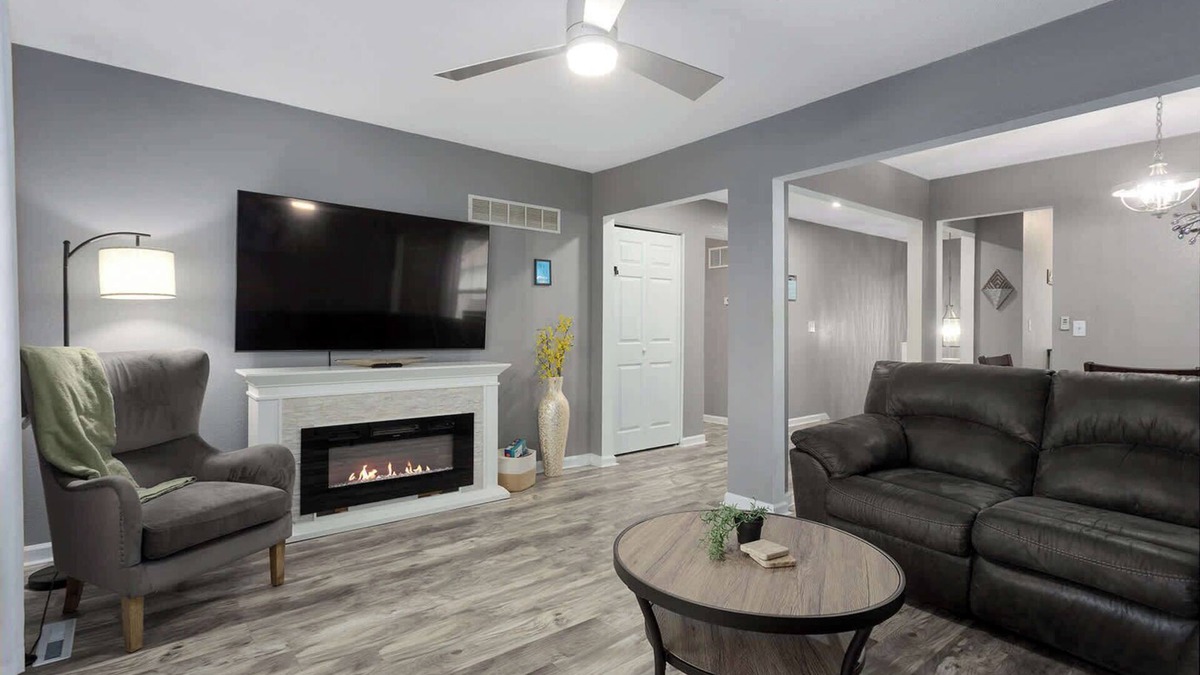 Lenexa House | 4BR TownHome|King Beds| Arcade+Wifi