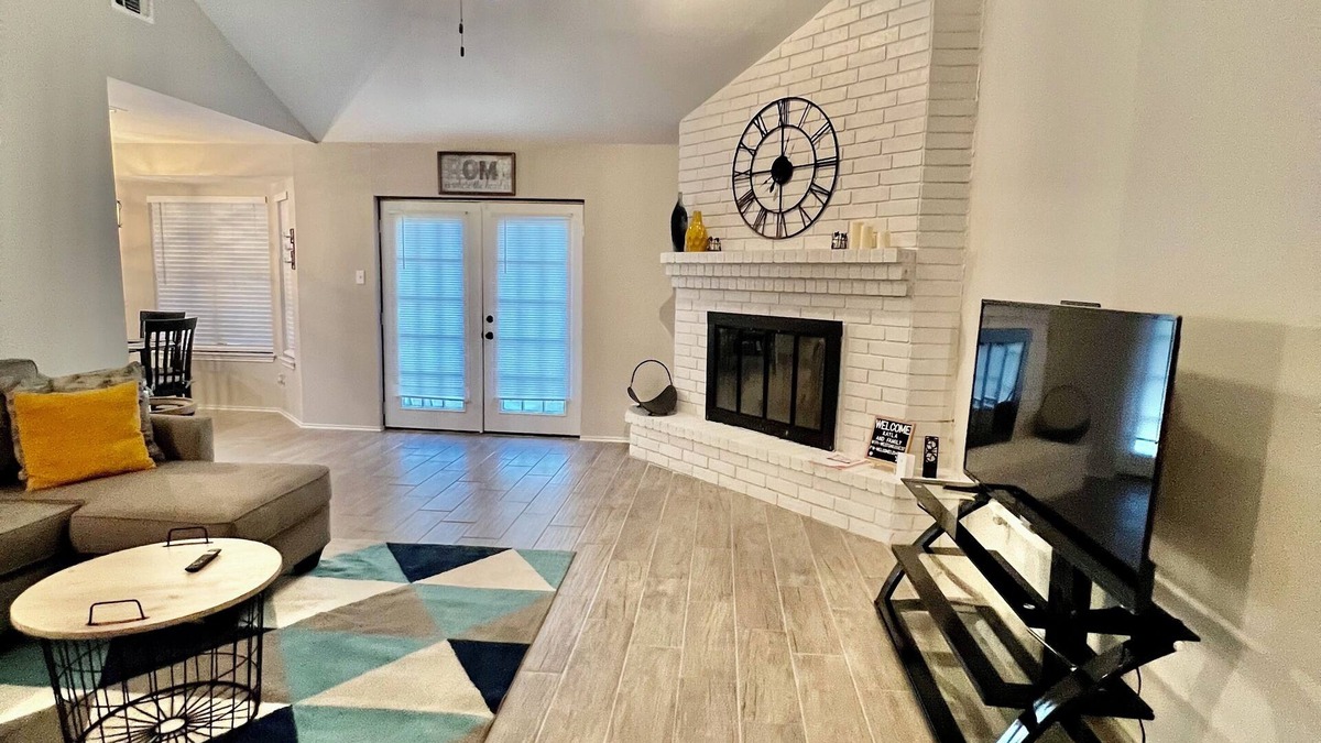 Universal City House | 4BR Universal City Relocation Housing W/D WiFi