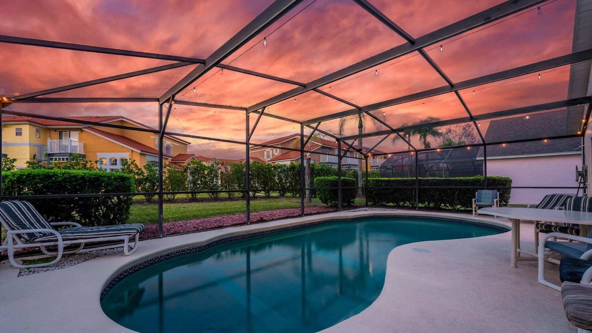 Lake Berkley House | 4BR w/Heated Pool near Disney & Lake - Sleeps 10!
