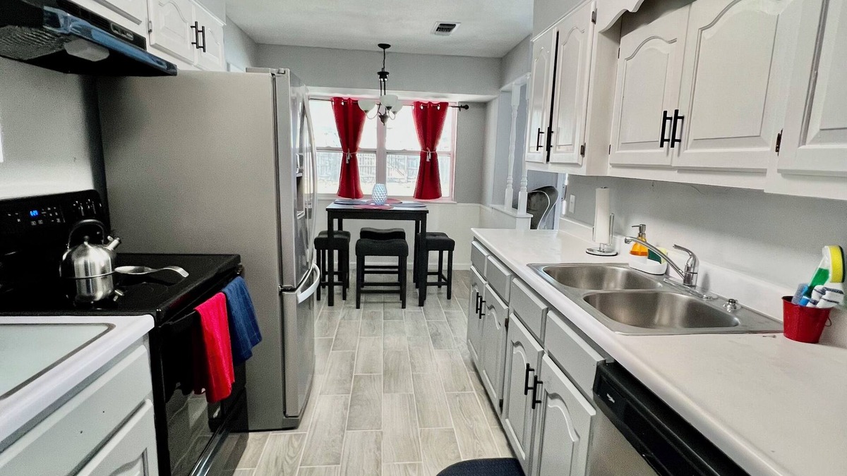 Universal City House | 4BR w/Pool Furnished Extended Stay near Randolph AFB Wi-Fi W/D