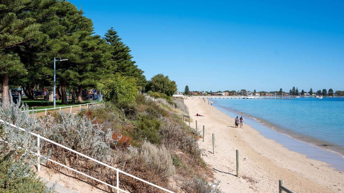 Rockingham House | 4BR Walk to the Beach Family Retreat