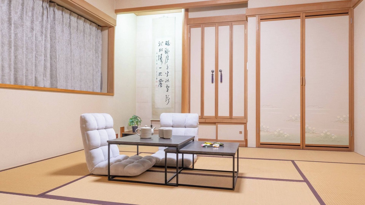 Asahikawa House | 4LDK, air conditioning in all bedrooms, maximum 17 people, easy access to Furano and Biei, 3 parking spaces, covered parking, jet bath and separate shower, 75" TV