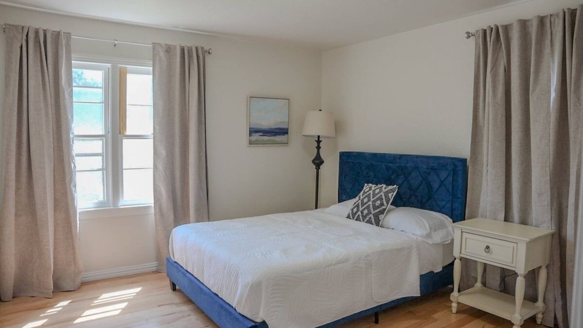 Amarillo House | 4Room| 7 Beds | Sleeps 12