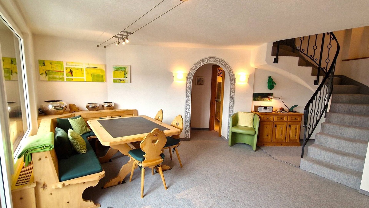 Silvaplana Apartment | 5 1/2-room attic apartment; dining and living room; magnificent view