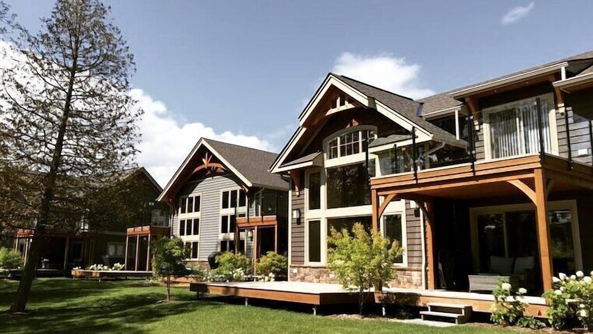 Muskoka Lakes House | 5 - 4 Bedroom Single Unit