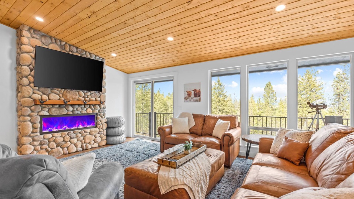Post Falls Cabin | 5 ACRE CABIN above RIVER + DOWNTOWN. PRIVATE-VIEWS-NEWLY RENOVATED