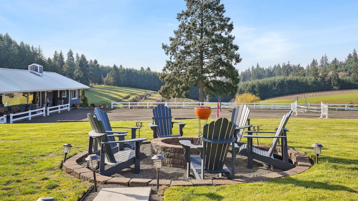 Far West House | 5 Acre Country Estate 4 Bdrms Beautiful Views, Surrounded by Vineyards & Horses