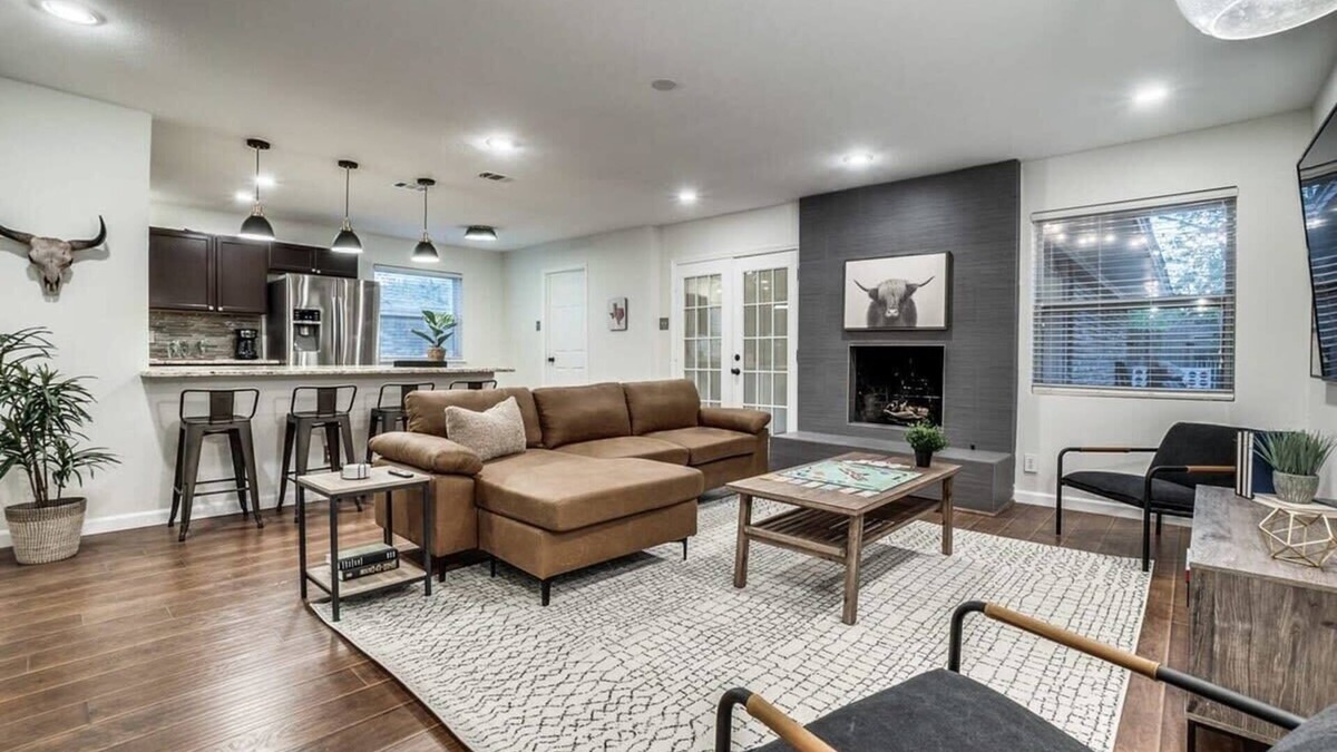 Park Central House | 5-BD,2-BA Spring Valley Park Home w Backyard Fun